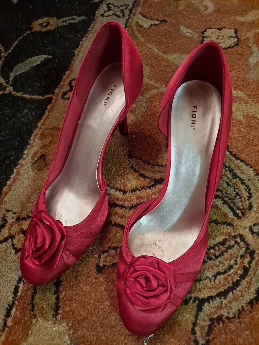 FIONI Clothing Red Satin Rose Accent Women’s Pumps